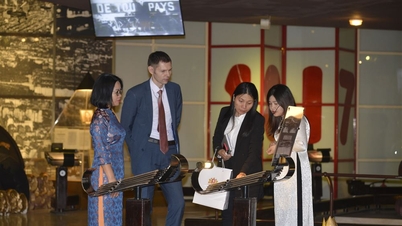 Thứ trưởng Bộ Quan hệ kinh tế và đối ngoại Alexander Sergeevich Alexandrovich tỉnh Sverdlovsk, Liên bang Nga thăm Bảo tàng Hồ Chí Minh