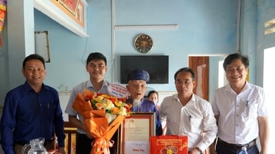 Phó Chủ tịch UBND tỉnh Trần Anh Tuấn tặng quà người cao tuổi tại Điện Bàn, Duy Xuyên