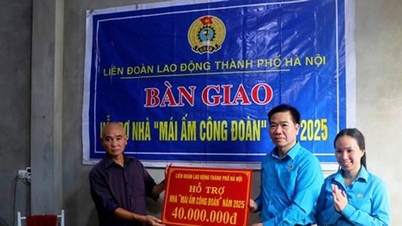 Bàn giao 3 "Mái ấm Công đoàn" tặng đoàn viên công đoàn của thị xã Sơn Tây