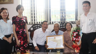Ho Chi Minh City leaders visit and wish longevity to the elderly in Cu Chi district