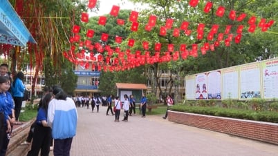 6,800人以上の受験者が10年生の入学試験に正式に参加した。