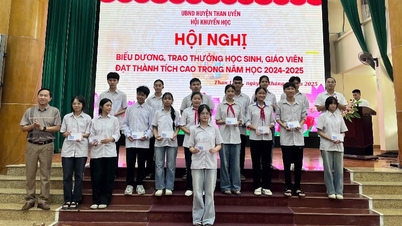 Biểu dương, trao thưởng học sinh, giáo viên đạt thành tích cao trong năm học 2024 - 2025