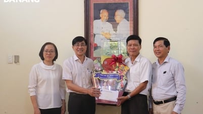 Los líderes de la ciudad visitan y entregan regalos con motivo del tradicional Día de los Ancianos Vietnamitas