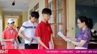 Thí sinh Hà Tĩnh hào hứng bước vào môn đầu tiên Kỳ thi vào lớp 10