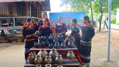Bế giảng lớp truyền dạy kỹ thuật trang trí hoa văn trên sản phẩm gốm của người M’nông