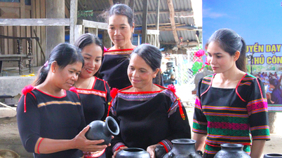 Lớp trang trí hoa văn gốm M'nông: Thắp lửa bảo tồn nghề truyền thống