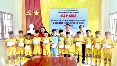 Distrito de Duong Minh Chau: Felicitaciones al equipo de fútbol sub-11 del distrito por ganar el Campeonato Provincial de Fútbol Infantil de Tay Ninh.