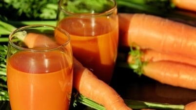 Fünf Frucht- und Gemüsesäfte, die von innen vor der Sonne schützen