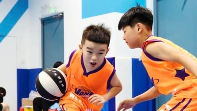 Muốn trẻ tăng chiều cao, học bơi hay bóng rổ?