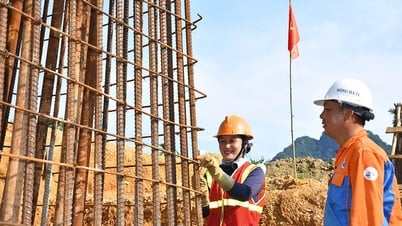500kV 송전선 공사 현장, "햇볕을 이겨내고, 비를 이겨내다"