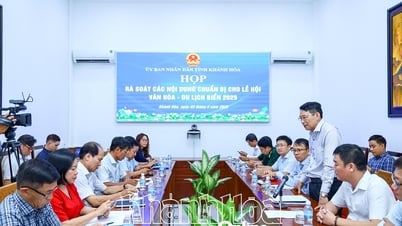 사람들과 관광객이 가장 편리한 방식으로 축제의 주요 행사를 관람할 수 있도록 하세요.