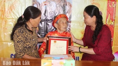 Thăm, tặng quà người cao tuổi huyện Krông Búk và huyện Krông Năng