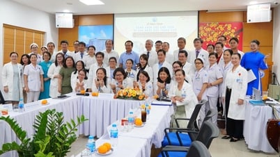 Chủ tịch UBND TP.HCM trao bằng khen đột xuất 2 bệnh viện thông tim bào thai cho sản phụ Singapore