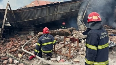 Controlling the fire at a wood processing factory in Dong Anh district