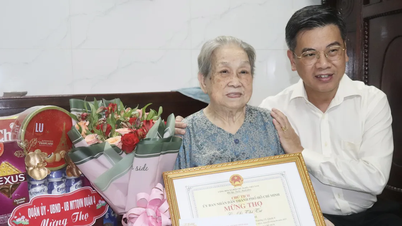 Les dirigeants de Ho Chi Minh-Ville visitent et souhaitent une longue vie aux personnes âgées du district 4