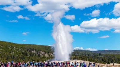 Yellowstone - "Geothermal Paradise" in the middle of the wilderness