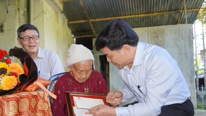 ประธานคณะกรรมการประชาชนจังหวัดเล วัน ดุง เยี่ยมและอวยพรให้ผู้สูงอายุในอำเภอเตี่ยนเฟือกมีอายุยืนยาว