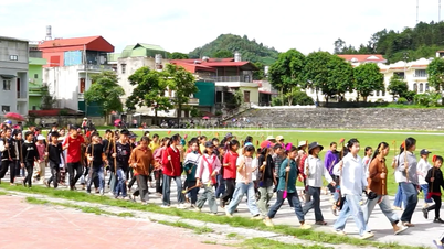 600 học sinh tích cực tập luyện đồng diễn múa gậy sinh tiền