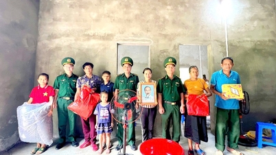 Bàn giao nhà và tặng quà cho hộ có hoàn cảnh đặc biệt khó khăn