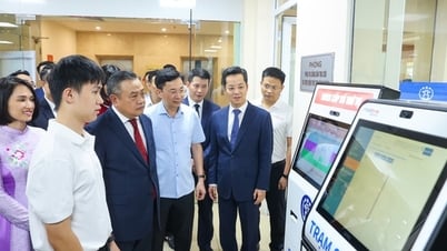 MobiFone and the delegation of Hanoi People's Committee inspected the operation of the Information System for handling administrative procedures according to the new model.