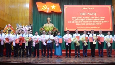 Trao các quyết định luân chuyển, điều động, bổ nhiệm cán bộ và nghỉ hưu trước tuổi