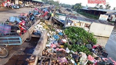 Rác thải bủa vây kênh Cái Nhúc đoạn chợ Vị Thanh