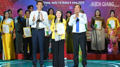 Zwei Kandidaten, Vo Hoang Kha und Dang Hong Truc, gewannen den ersten Preis im Wettbewerb „Singen aus dem Herzen“.
