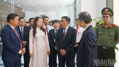 Tran Cam Tu, ständiges Mitglied des Sekretariats, inspiziert die Funktionsweise der Zwei-Ebenen-Regierung im neuen Da Nang.