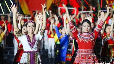 Người dân Yên Bái đội mưa xem chương trình nghệ thuật chào mừng thành lập tỉnh Lào Cai mới
