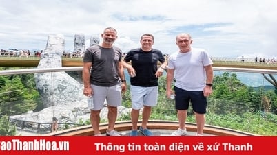 វីរបុរសបាល់ទាត់បីនាក់គឺ Michael Owen, Ryan Giggs, Paul Scholes បទពិសោធន៍ Ba Na Hills
