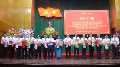 TP Huế: Trao các quyết định luân chuyển, điều động, bổ nhiệm cán bộ và nghỉ hưu trước tuổi