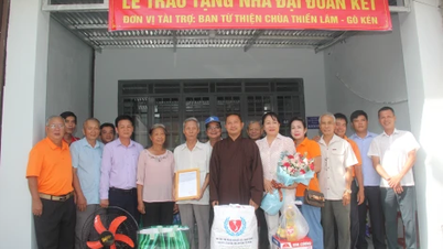 Handing over solidarity houses to poor households in Long Hoa ward