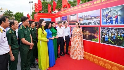 Eröffnung der Foto- und Dokumentarausstellung „Hai Phong – Identität konvergieren, Position bekräftigen, Zukunft gestalten“