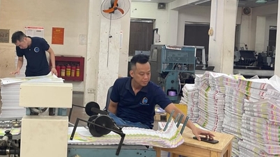 El periódico Hanoi Moi imprimió 70.000 copias gráficas de los límites de 126 nuevas comunas y distritos como obsequio para los lectores.