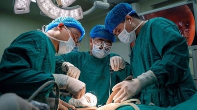 Cận cảnh 30 y bác sĩ giải cứu cô gái suy thận 10 năm không thể uống nước