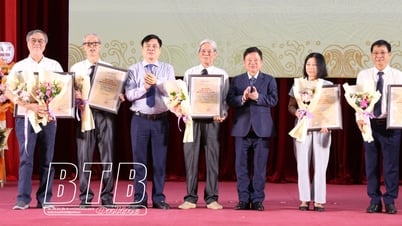 Awarding the Thai Binh province Literature and Arts Award named after Scientist Le Quy Don