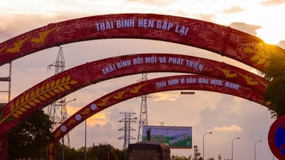 Der Moment, ein Foto vom Willkommenstor „Thai Binh, wir sehen uns wieder“ zu machen, weckt viele Emotionen