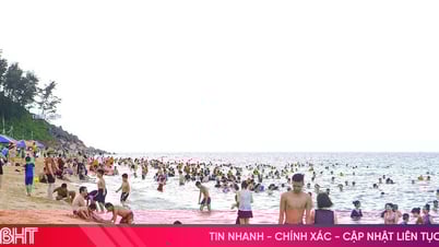 하띤 해변은 관광객들로 붐빈다