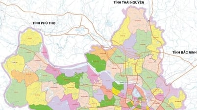 El periódico Hanoi Moi imprimió 70.000 mapas de límites de 126 nuevas comunas y distritos para entregar a los lectores.