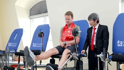 Premier League legend impressed with Vietnam's medical progress in treating sports injuries