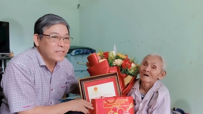 Lãnh đạo Mặt trận tỉnh Quảng Nam tặng quà người cao tuổi tại Thăng Bình