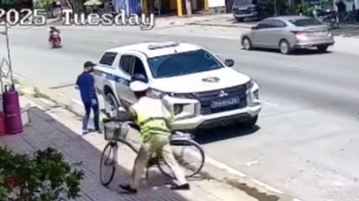 Thấy nam sinh dắt bộ xe, cảnh sát giao thông hỏi thăm rồi chở thẳng tới trường thi