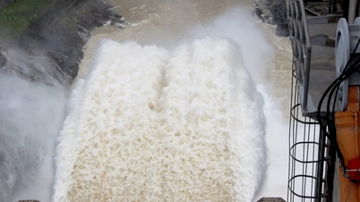 6月5日の早朝、クエフォンの3つの水力発電所が稼働し、貯水池の水を放出した。