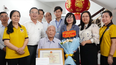 Giám đốc Sở VH-TT TPHCM thăm, chúc thọ người cao tuổi