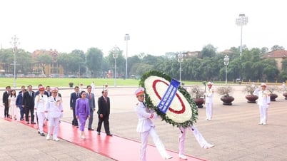 Le Premier ministre du Royaume de Thaïlande, Paetongtarn Shinawatra, visite le mausolée du président Ho Chi Minh