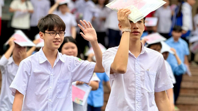 응시자는 10학년 고등학교에 입학하기 위해 첫 번째 시험 과목인 문학을 이수합니다.