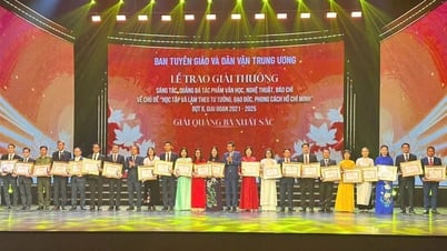 Cérémonie de remise des prix pour la composition et la promotion d'œuvres littéraires, artistiques et journalistiques sur le thème « Étudier et suivre l'idéologie, la morale et le style de Ho Chi Minh » phase II
