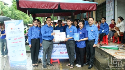 Thăm, tặng quà đội hình tiếp sức mùa thi