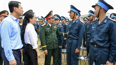 Lieutenant-général principal Phung Si Tan : Les nouveaux soldats de la division 363 doivent développer un esprit fort et une détermination pour surmonter les difficultés.