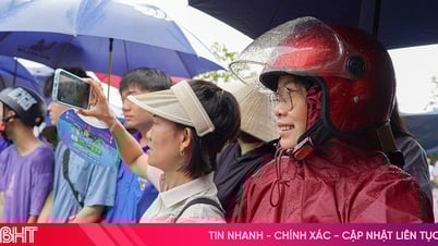 Phụ huynh ướt đẫm mưa, đợi con hoàn thành kỳ thi vào trường chuyên